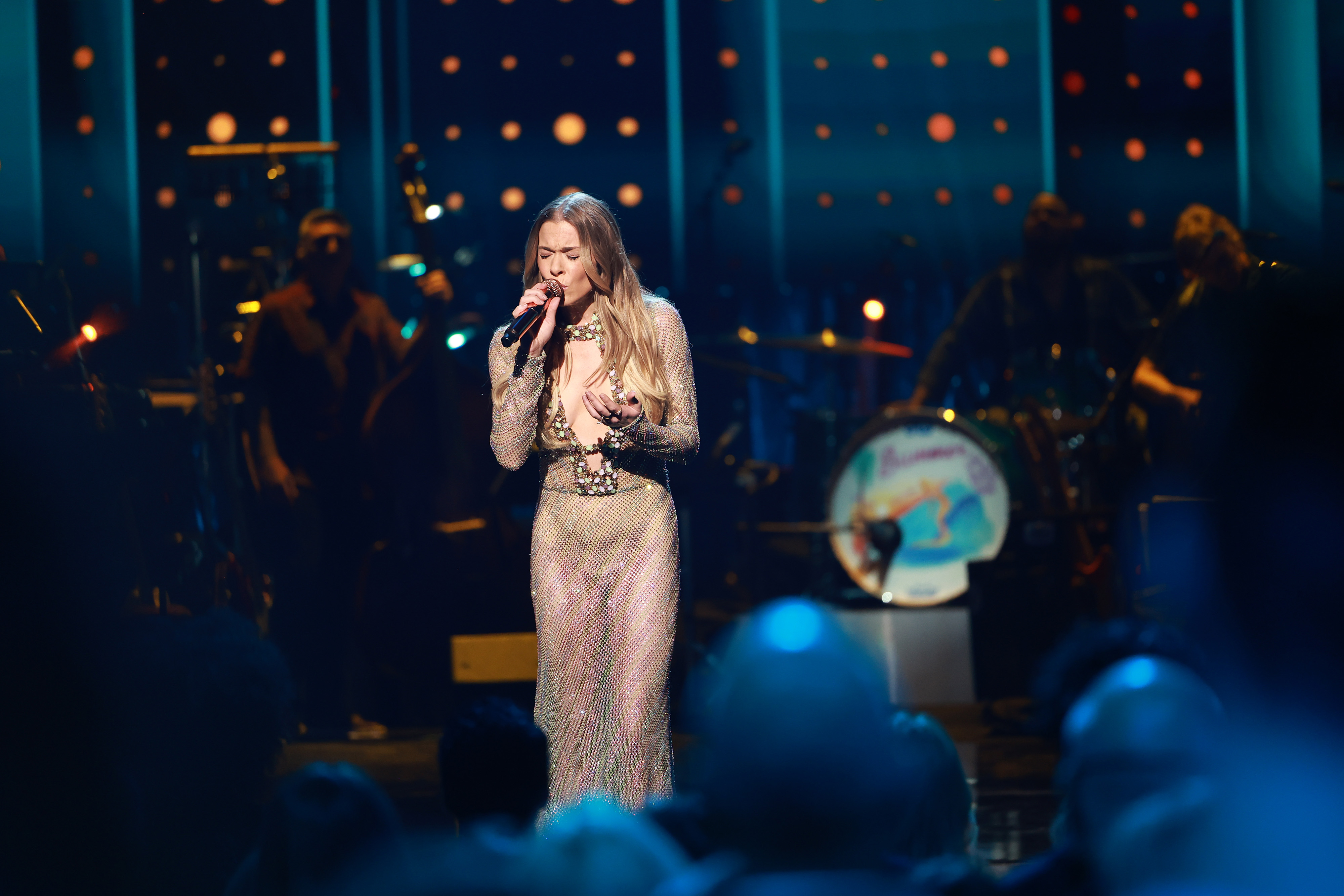 Watch LeAnn Rimes Perform Riveting "Caroline No"